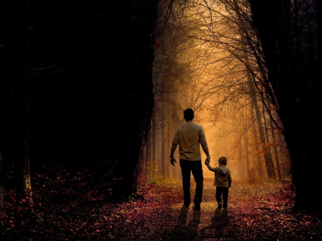 Spacerujący tata z dzieckiem